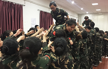 命運(yùn)全在拼擊，奮斗就是希望！火爆人，好樣的！