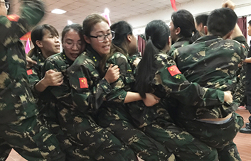 我們必須堅(jiān)持，因?yàn)閴粝牒拖Ｍ谇胺剑? />
                <p>我們必須堅(jiān)持，因?yàn)閴粝牒拖Ｍ谇胺剑?/p>
            </li>
            <li>
            	<img src=